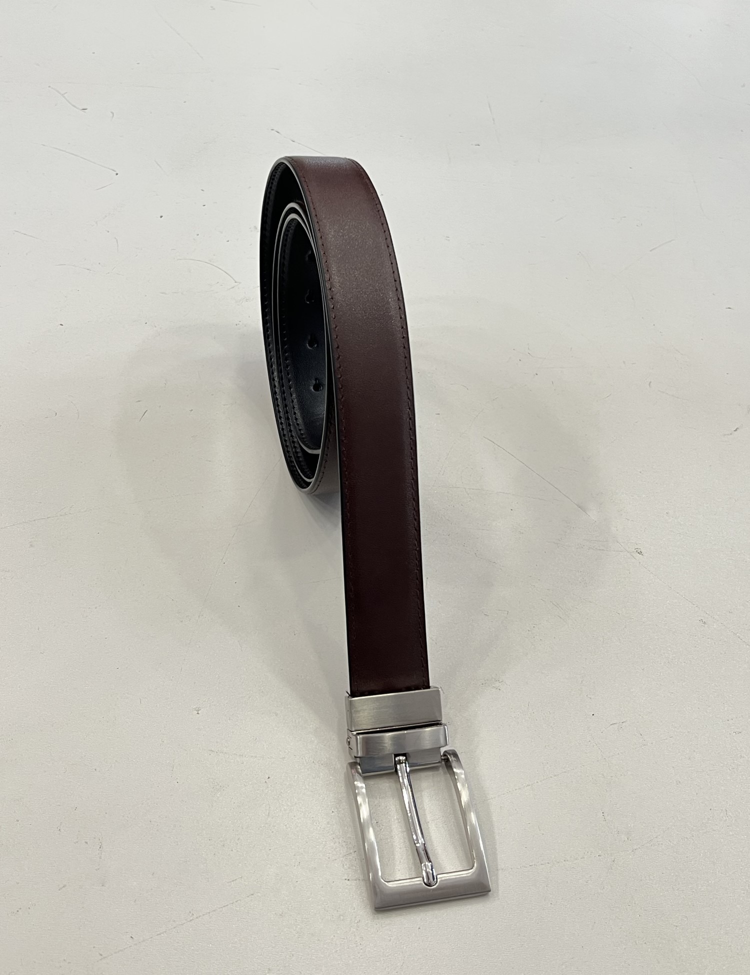 Ανδρική μαύρη καφέ ζώνη διπλής όψεως από δερματίνη 250452 φωτογραφία